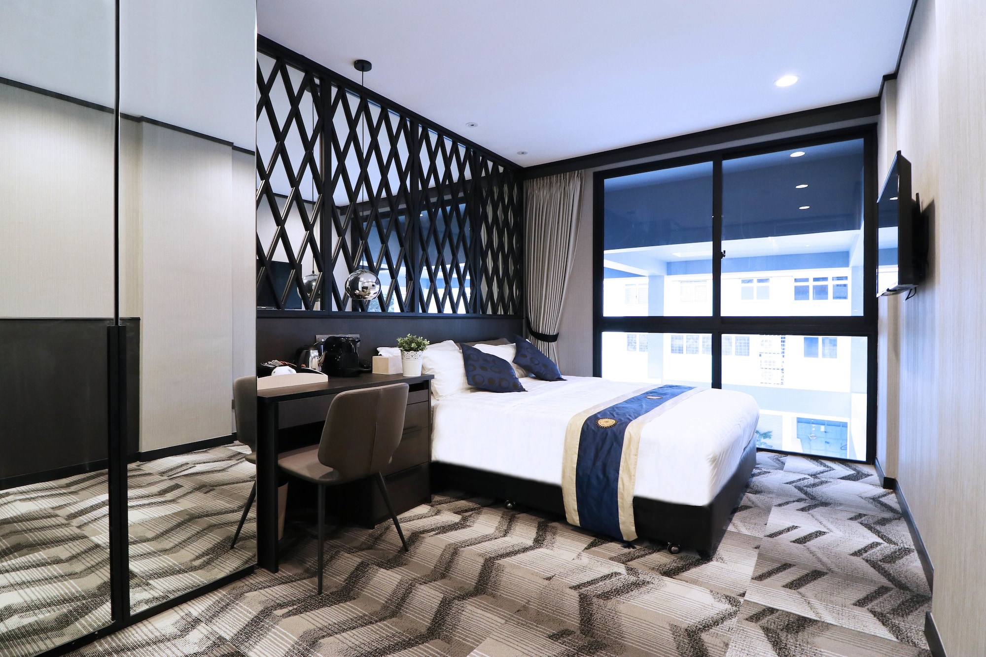 DELUXE, DOUBLE BED