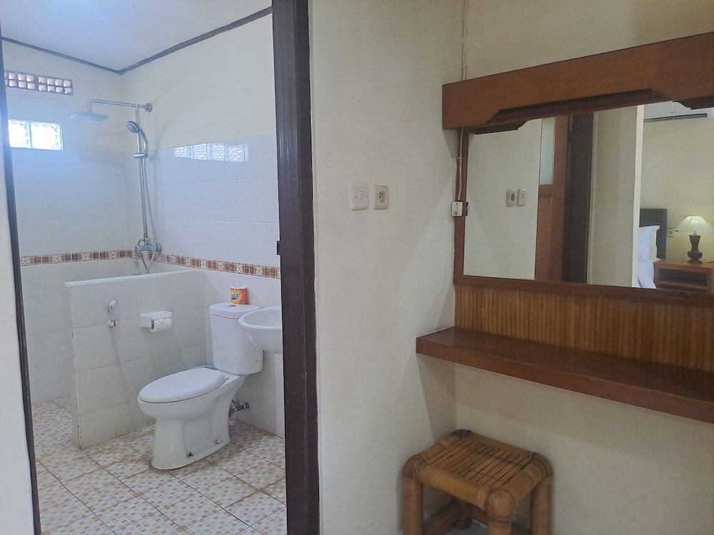 Lovina Beach Hotel 61/65