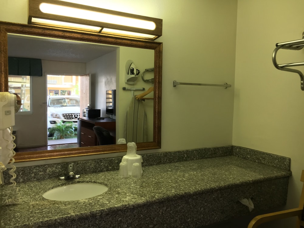 Riverside Inn & Suites 6/56