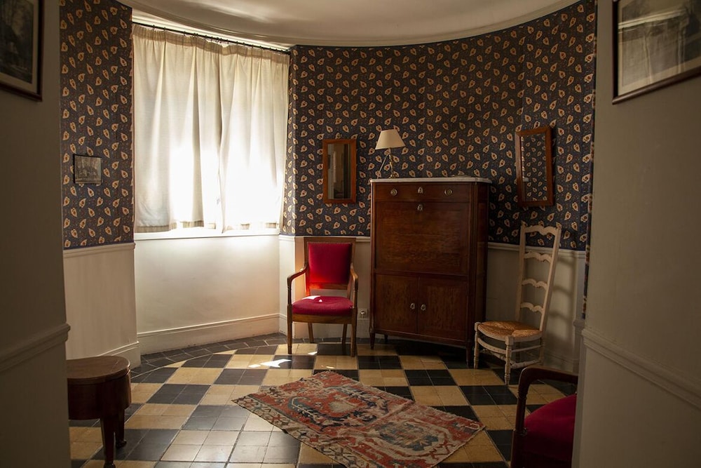 Manoir De Beaumarchais 1/34