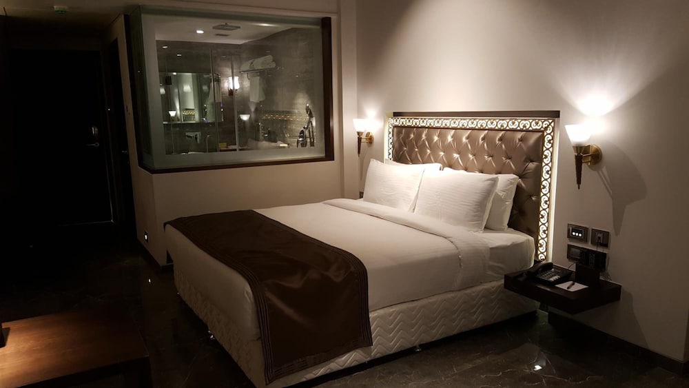 Peninsula Redpine Mumbai 23/58