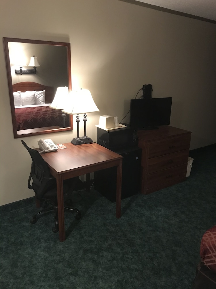 Econo Lodge Salina 25/38