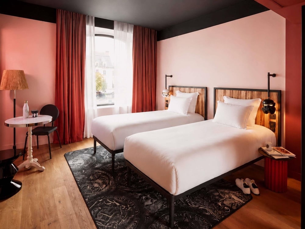 Medium, Twin Beds