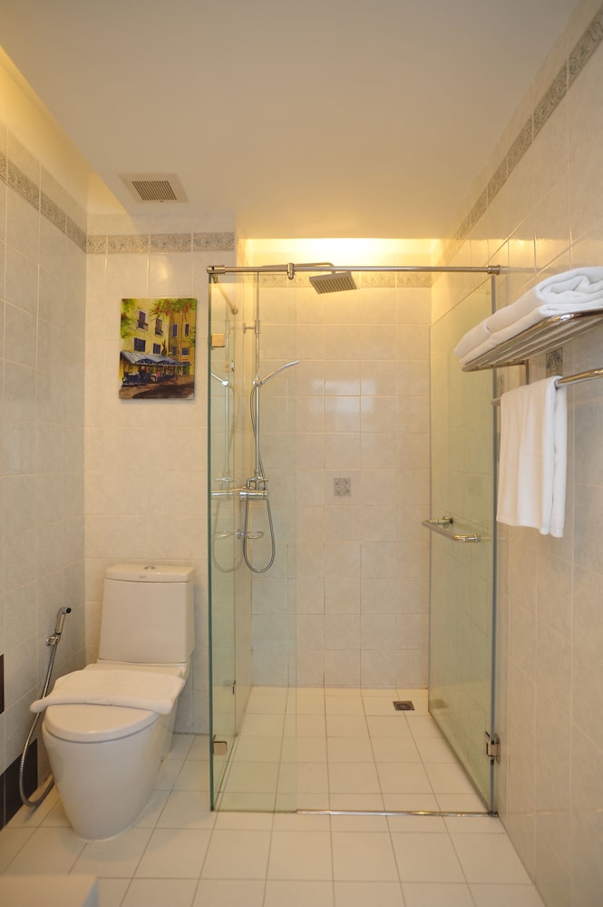 C N Hotel Patong 43/46