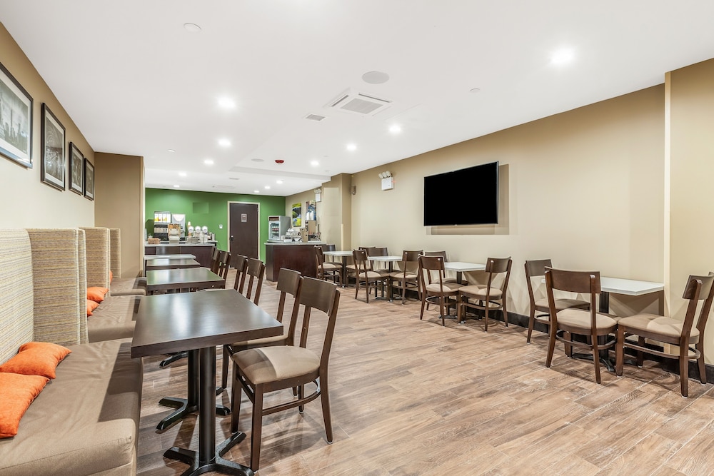 Van Wyck Hotel & Suites Near JFK Airport 34/46