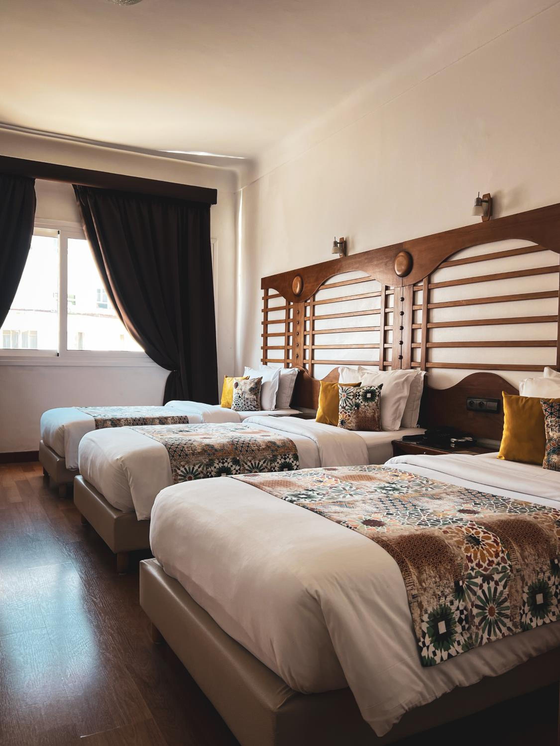 غرفة عائلية بثلاثة أسرّة