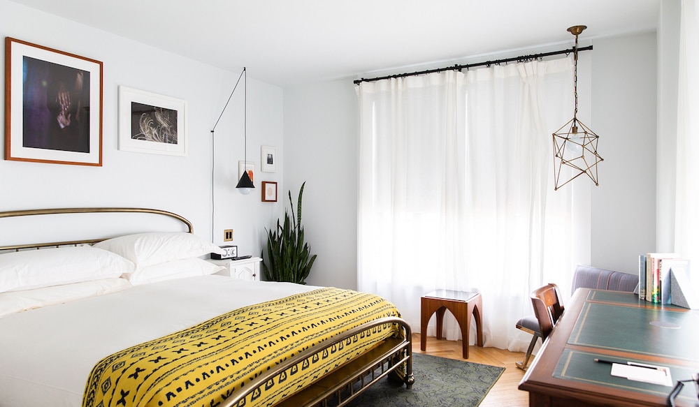 Landmark, King Bed, Accessible