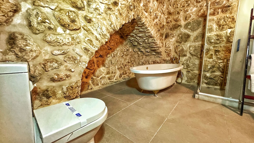 Fairouz Otel 50/50
