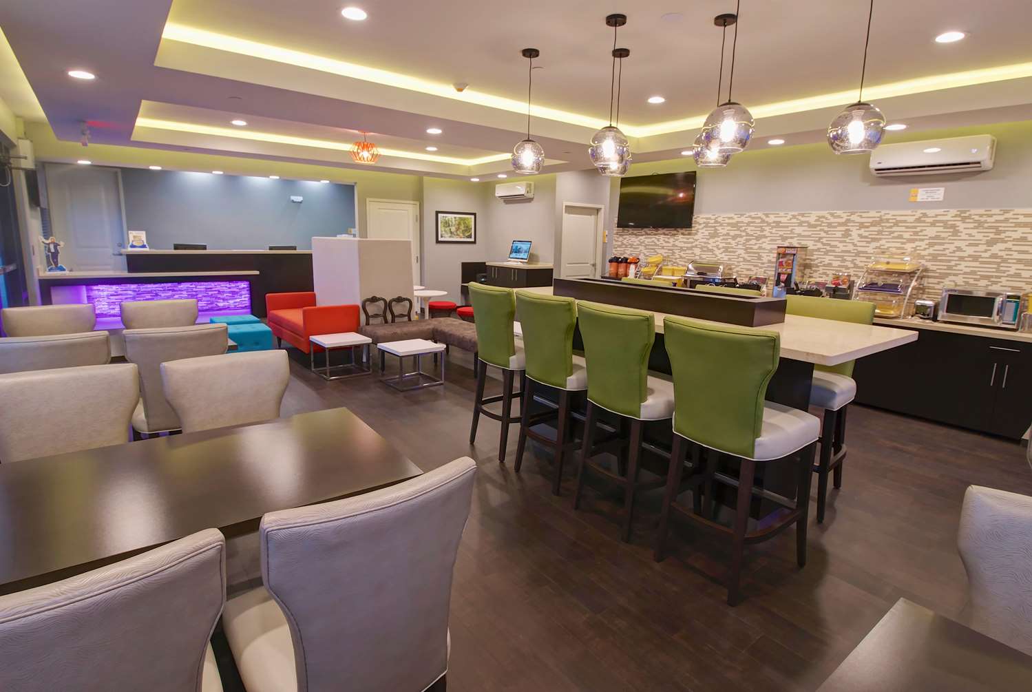 Days Inn & Suites by Wyndham Port Arthur 19/22