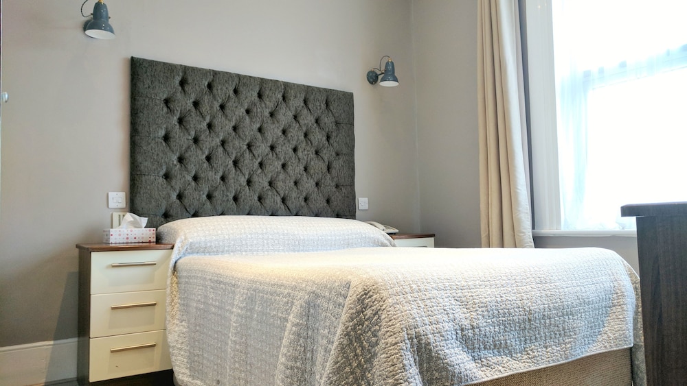 ROOM, DOUBLE BED