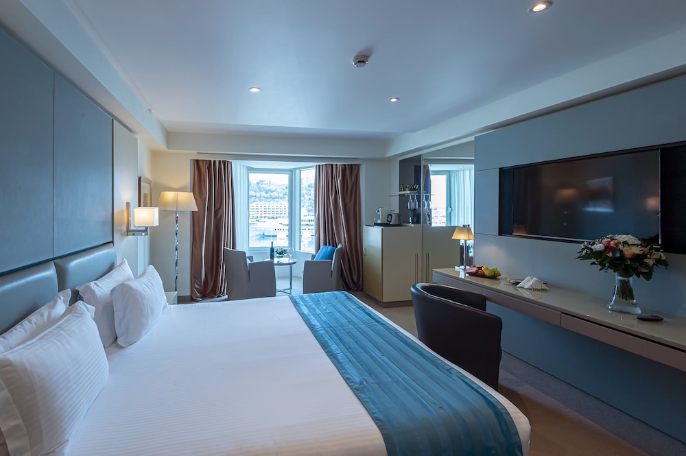 Port Palace Hotel 10/61