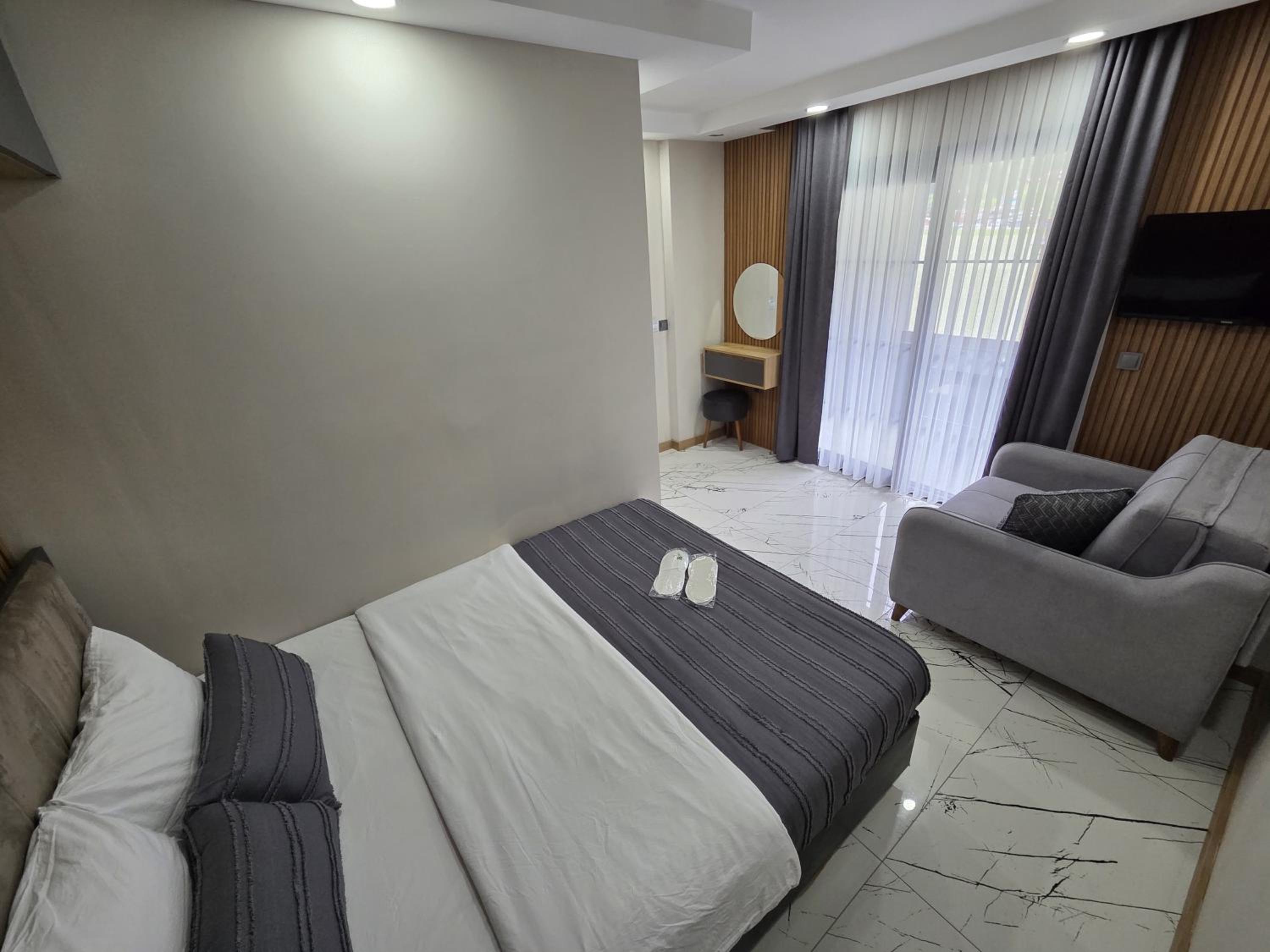 Room, King Bed, Lake View