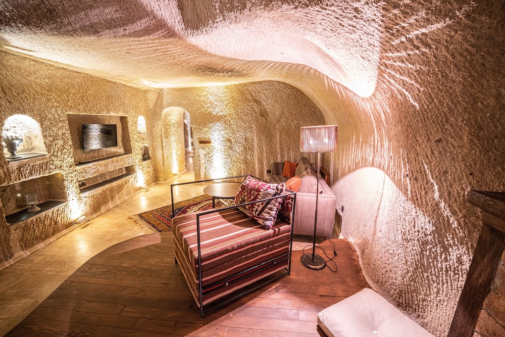Alice in Cappadocia 16/46