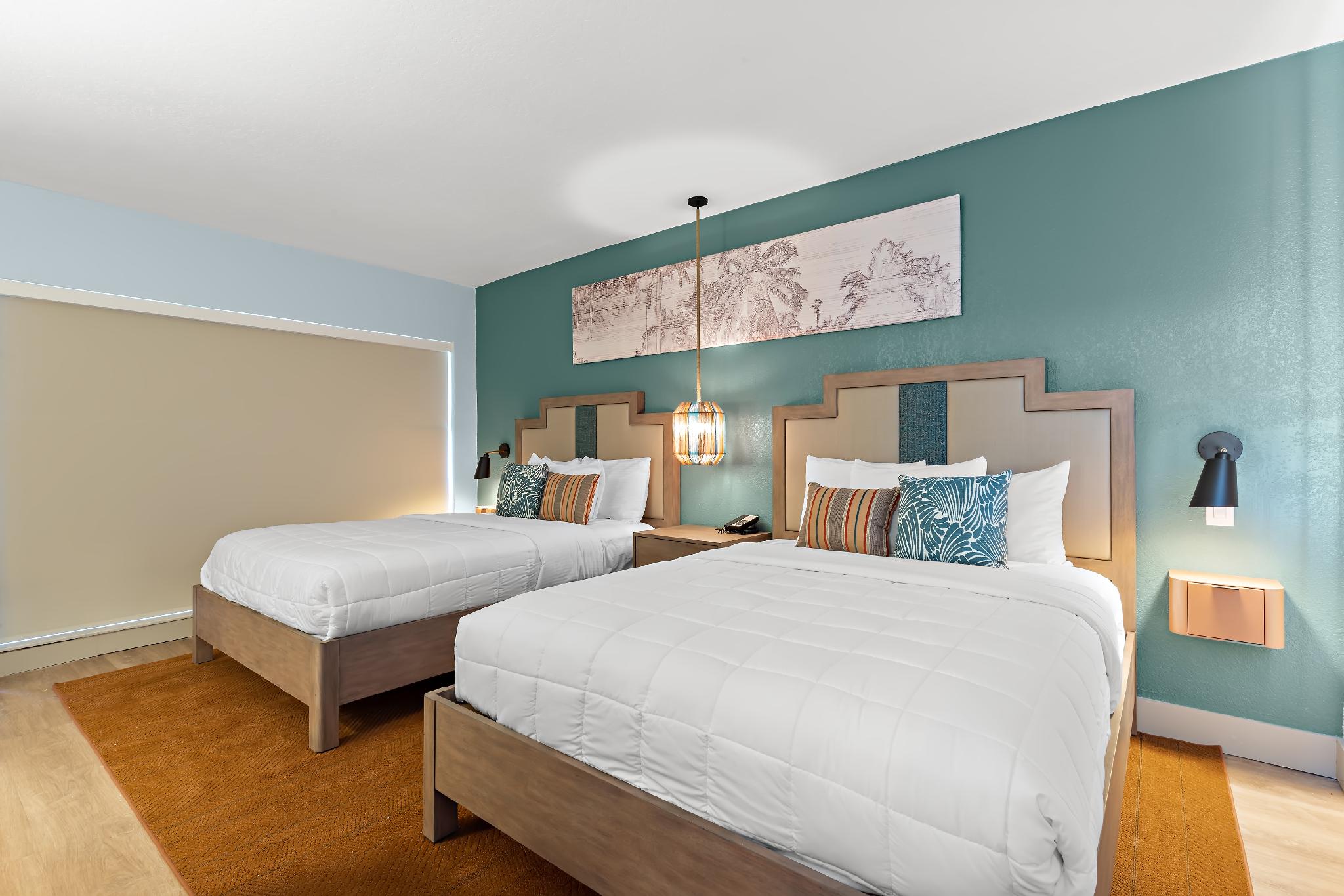 Courtyard, Queen Bed
