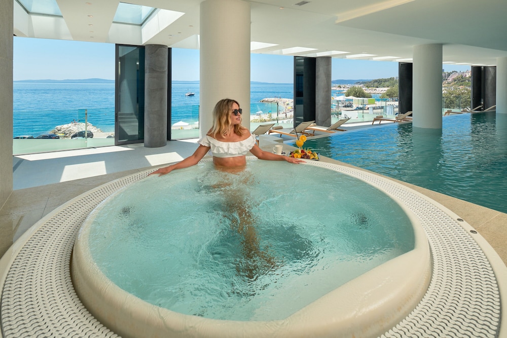 Amphora Hotel 48/80