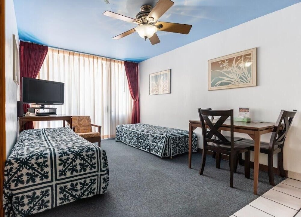 Holiday Surf Hotel 24/43