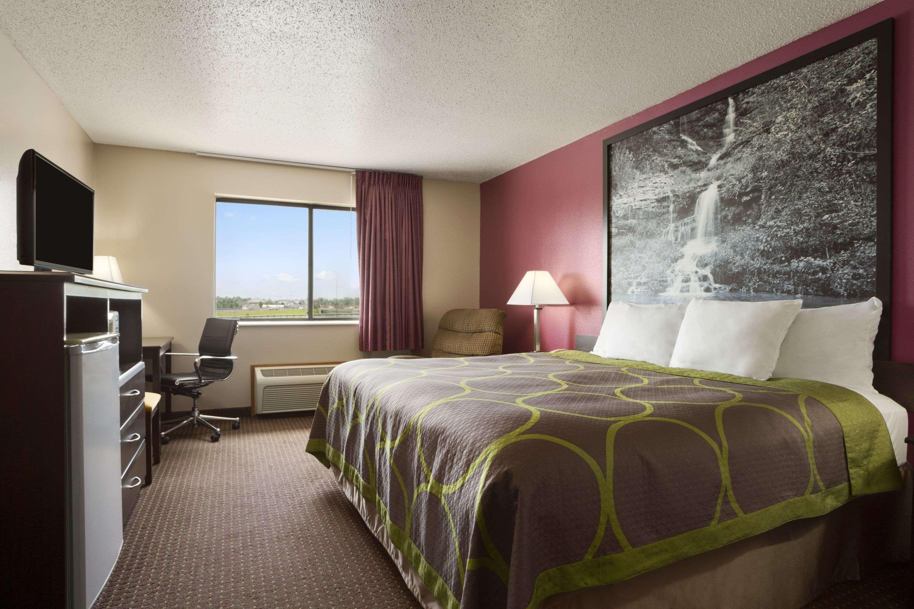 Super 8 By Wyndham Cameron 10/25