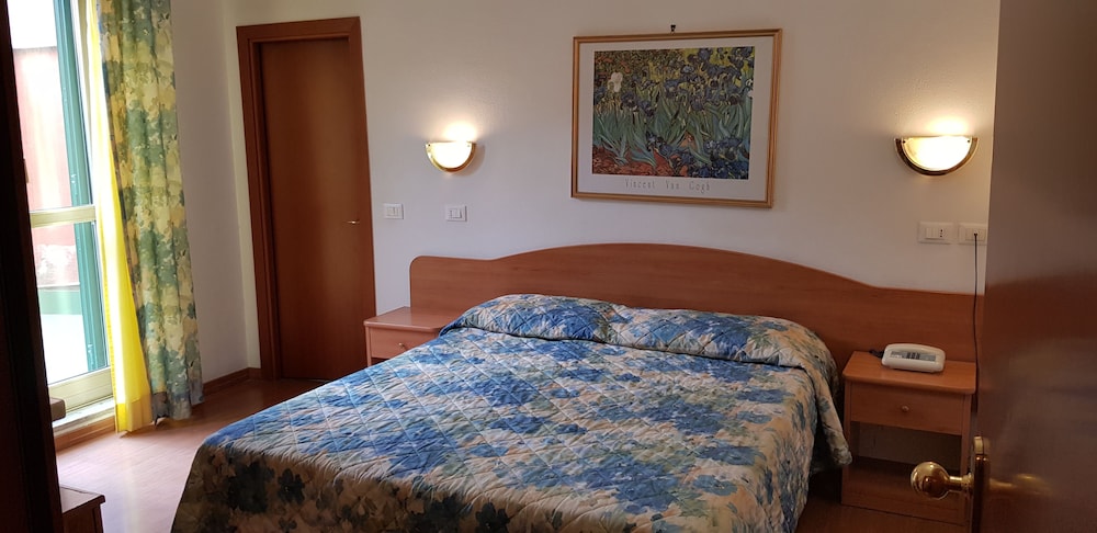 Tirreno Hotel 9/70