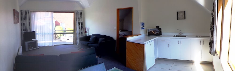 Owens Motel 27/63