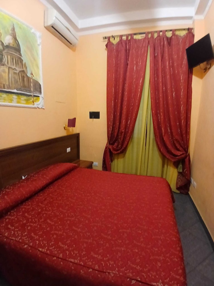 ROOM, TRIPLE