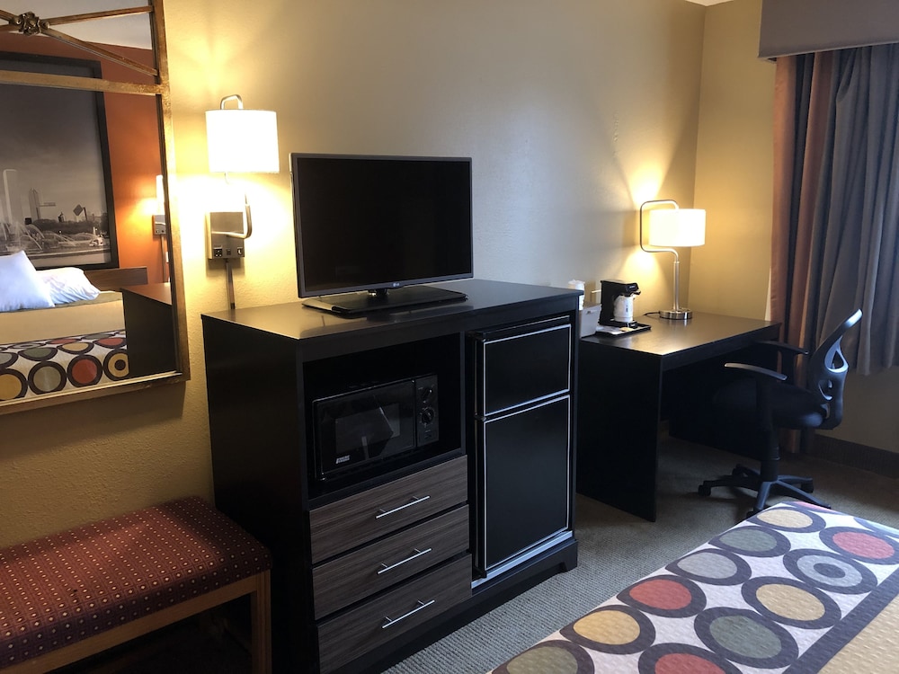Super 8 by Wyndham Crystal Lake 14/21