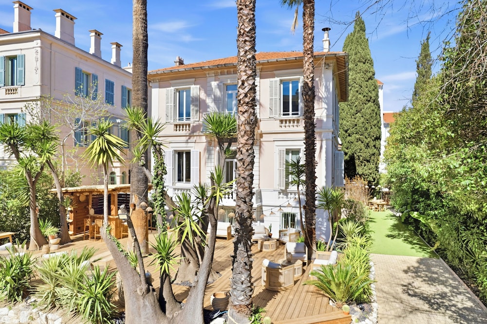 VILLA CLAUDIA(FORMERLY LE VENDOME - VILLA CLAUDIA) 6/77
