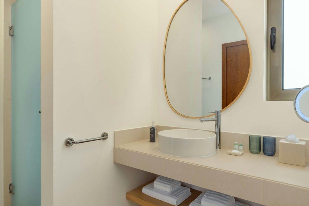 Guest Room, Deluxe, Twin Beds, Urban View, Balcony، The Westin Salgados Beach Resort, Algarve 6/7