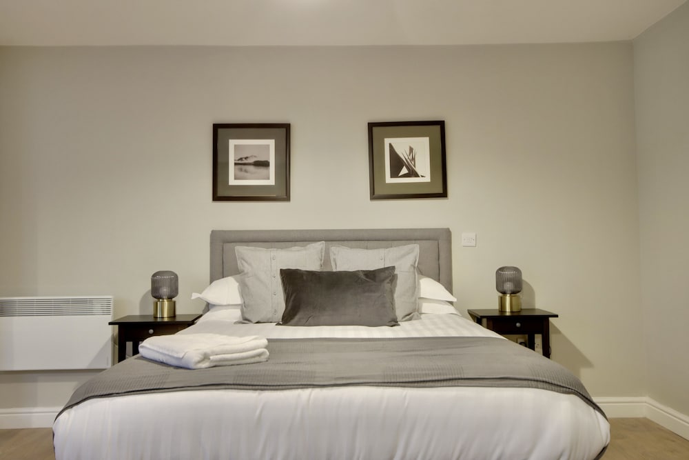 Basement, Studio, Apartment, King Bed