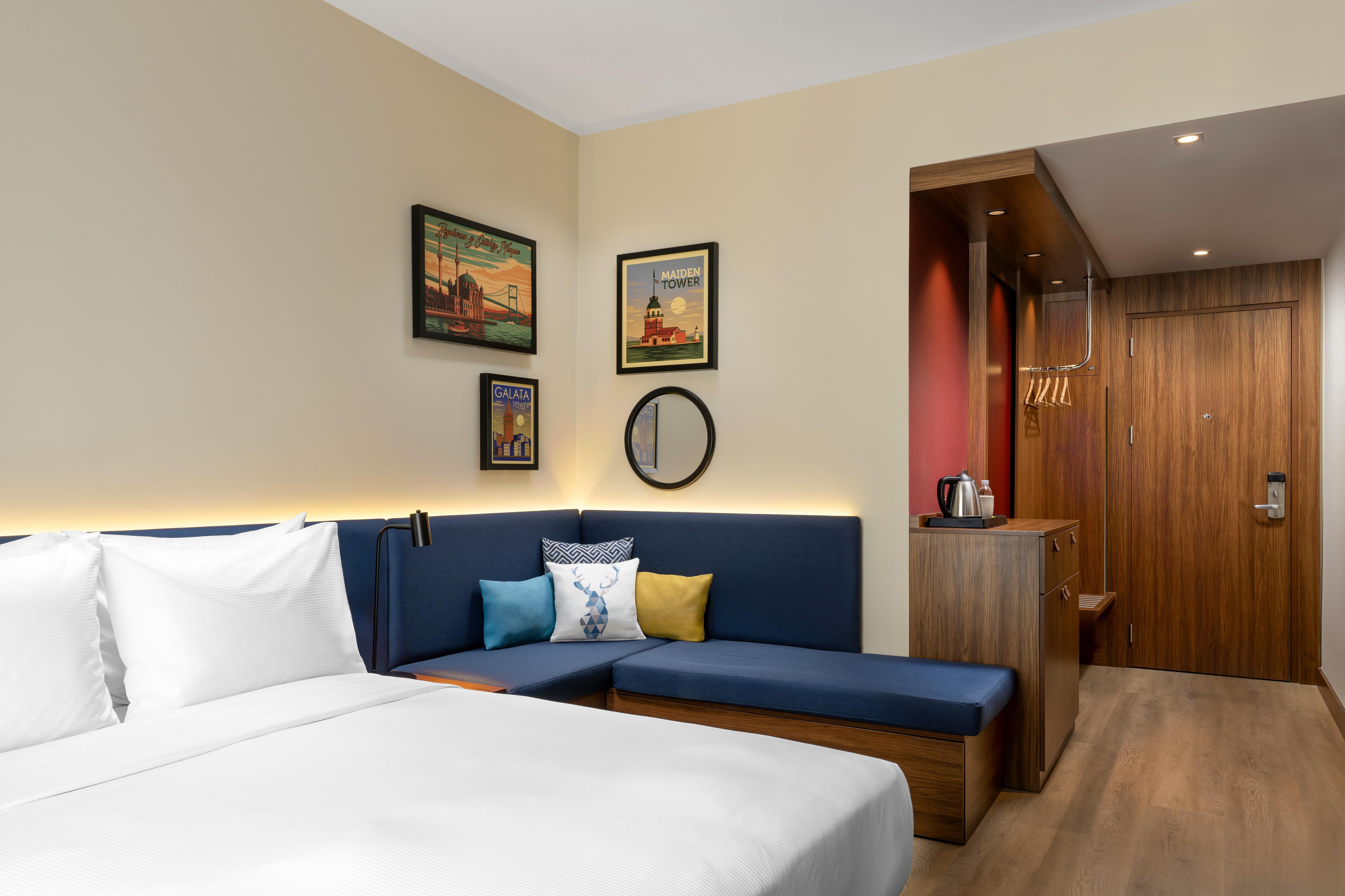 ROOM, QUEEN BED