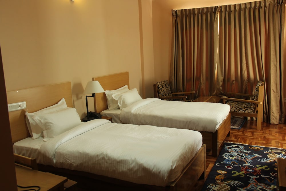 Khamsum Inn 17/47