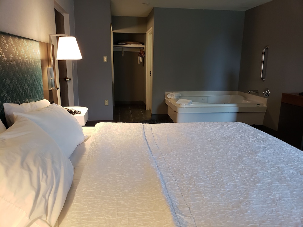 Hampton Inn Suites Newtown 27/57