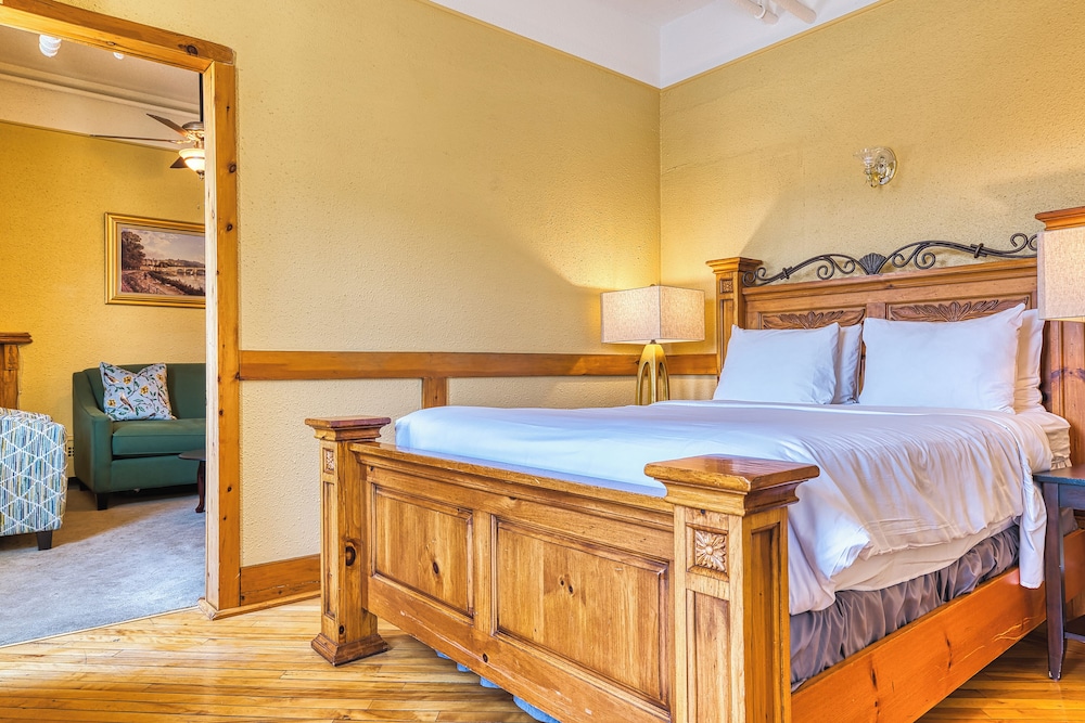 Signature, Suite, Queen Bed, 2 Bathrooms, Sofa