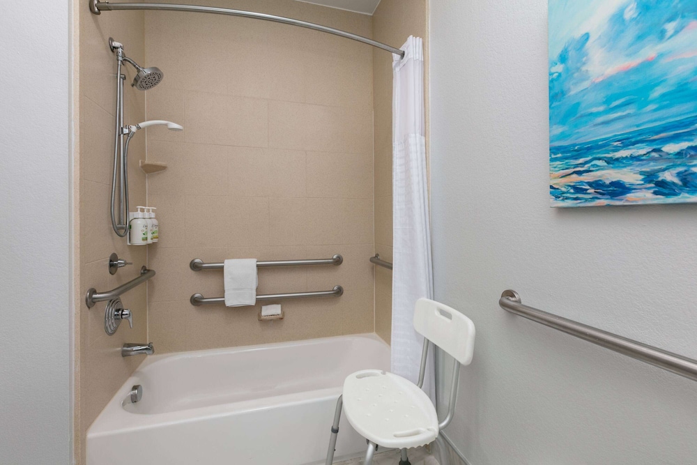 La Quinta Inn and Suites by Wyndham Ft. Worth - Burleson 51/53