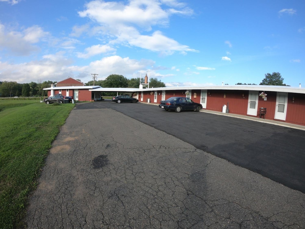 Copper Lantern Motor Lodge 24/36