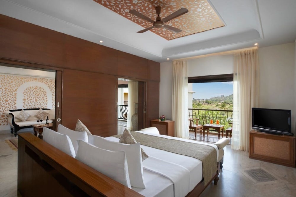 Royal, Suite, King Bed, River Wing