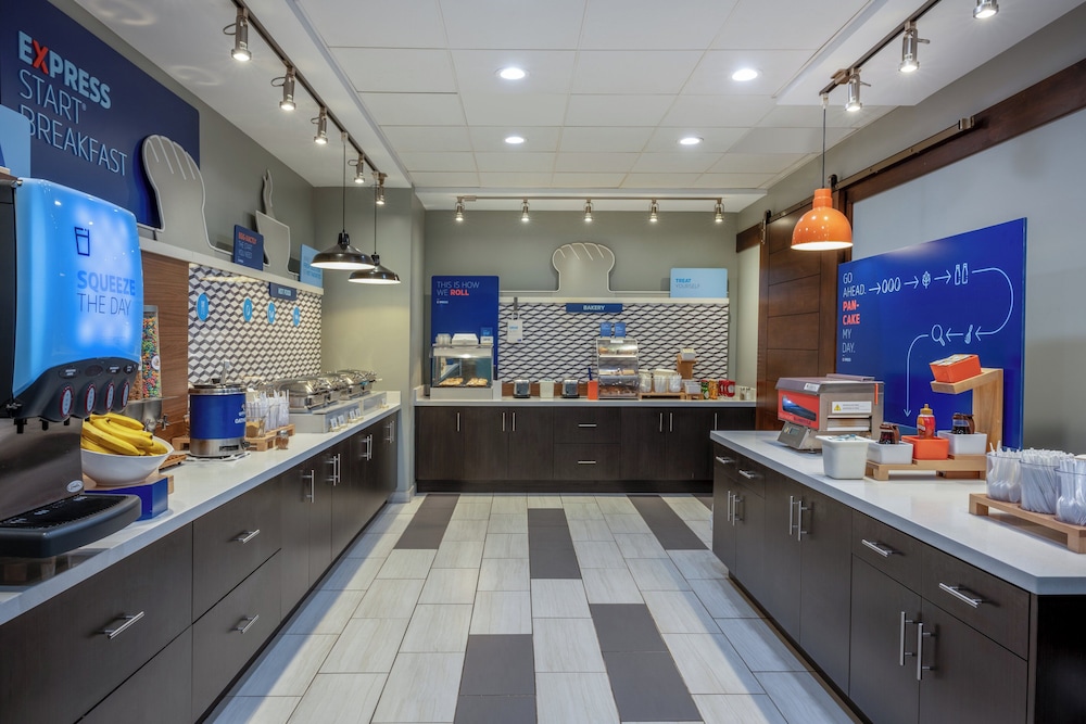 Holiday Inn Express & Suites - Gilbert - Mesa Gateway Airport 10/50