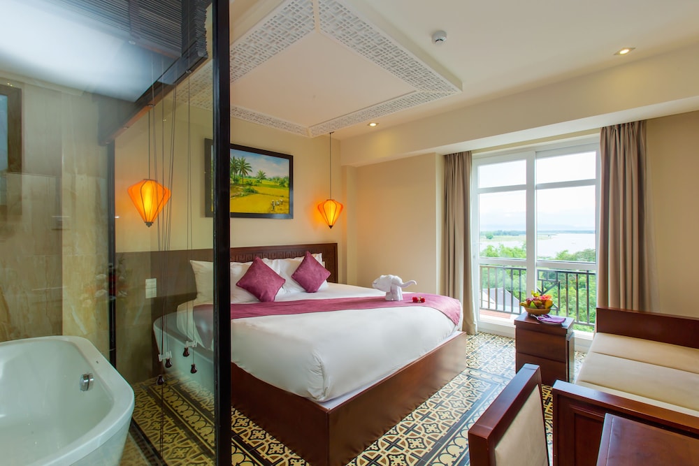 Royal Riverside Hoi An Hotel 26/75