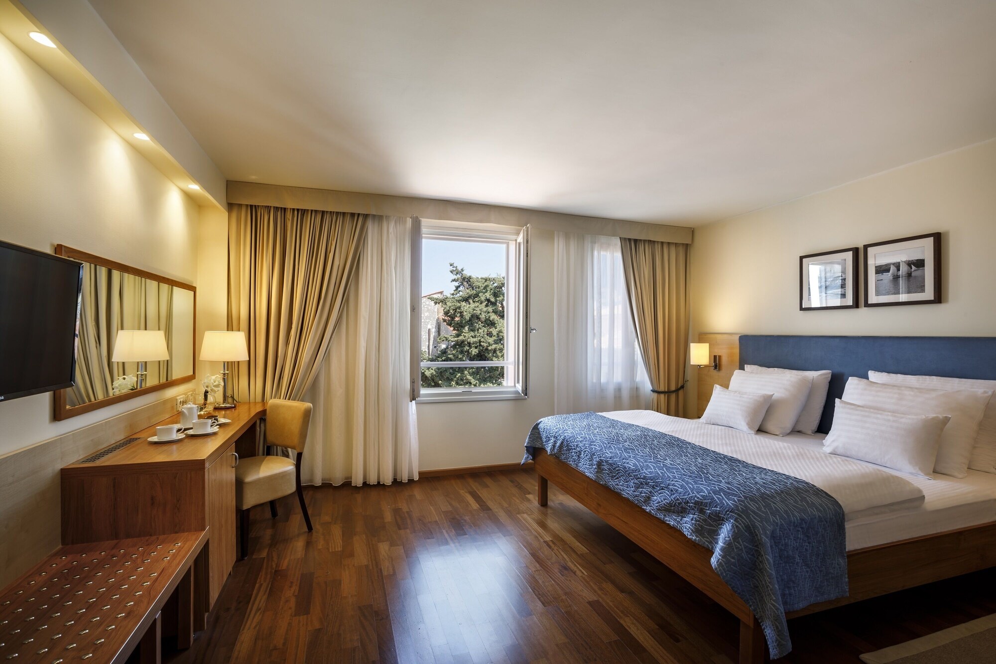 Room, Double Bed, Old Town View 2/9