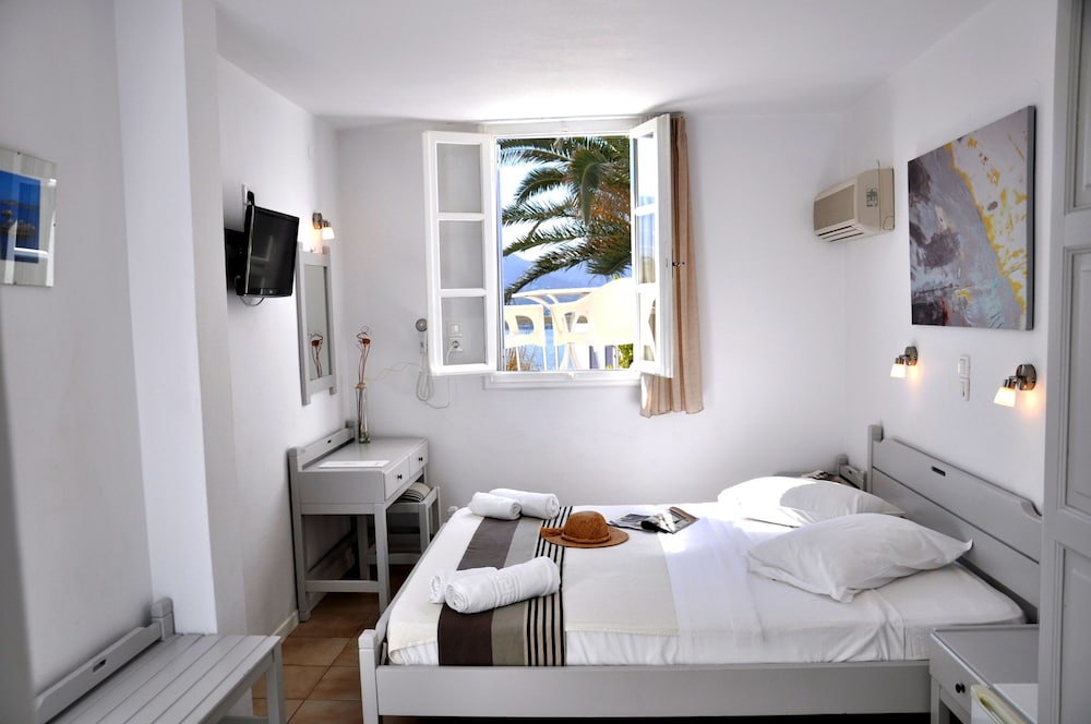 Akrotiri Hotel 40/68