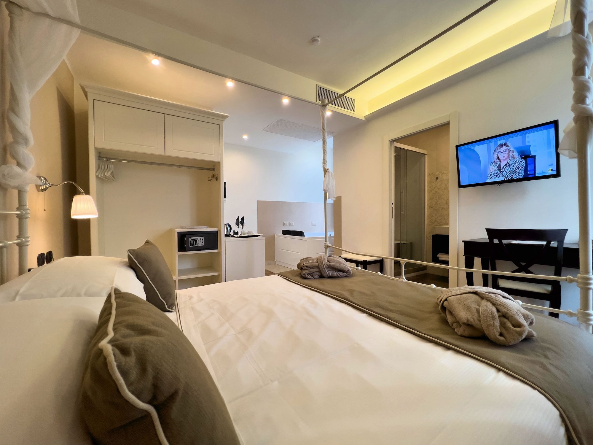 Royal, Queen Bed, Jetted Tub