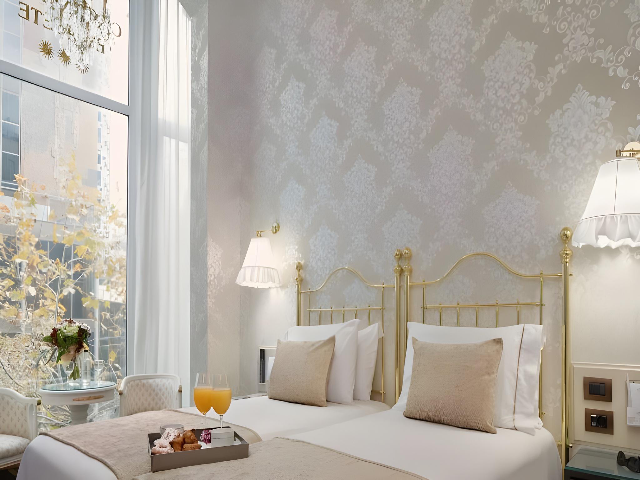 Tribune, Deluxe, Double and Twin Beds, Street View