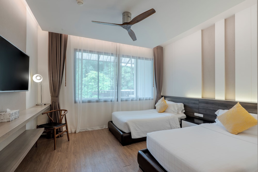 2 Bedrooms, Suite, King and Twin Beds, Golf Course View