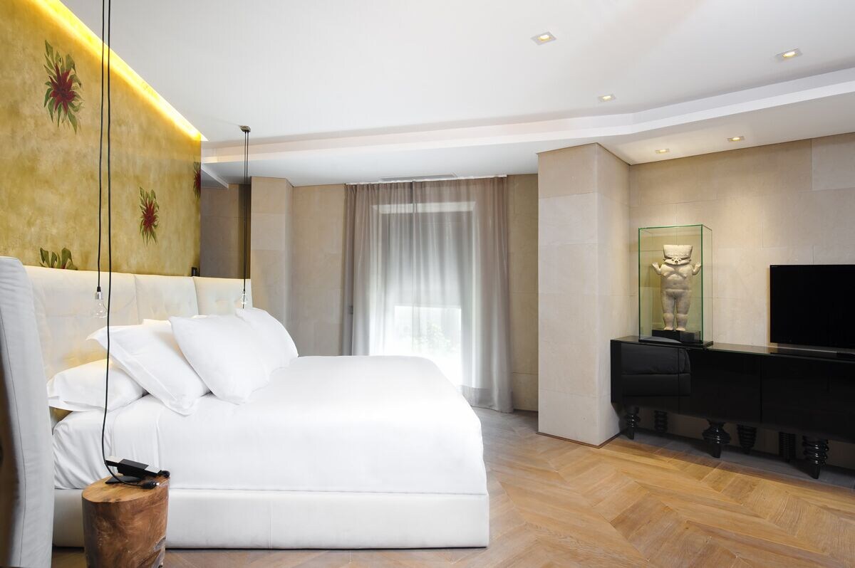 GRAND, SUITE