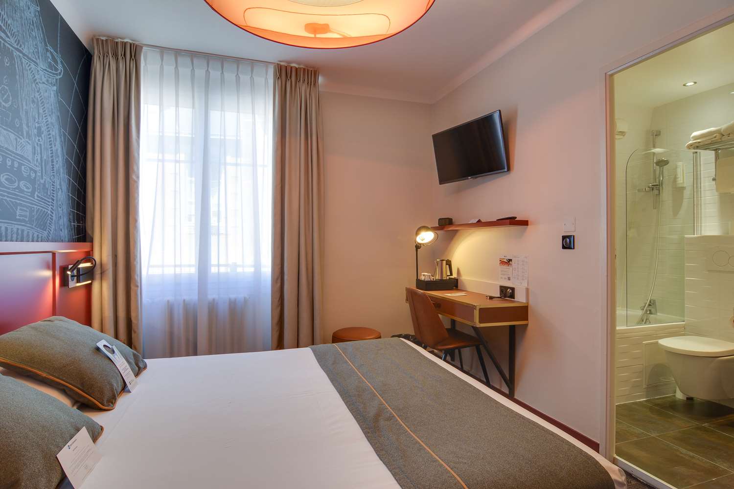 Court, Comfort, Queen Bed