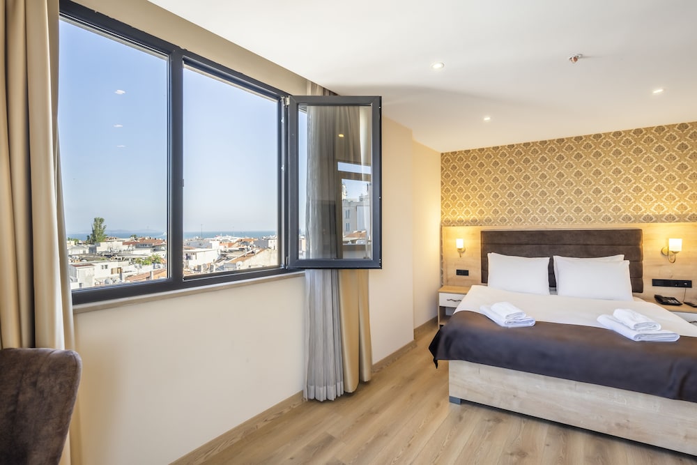 DELUXE, STUDIO, SUITE