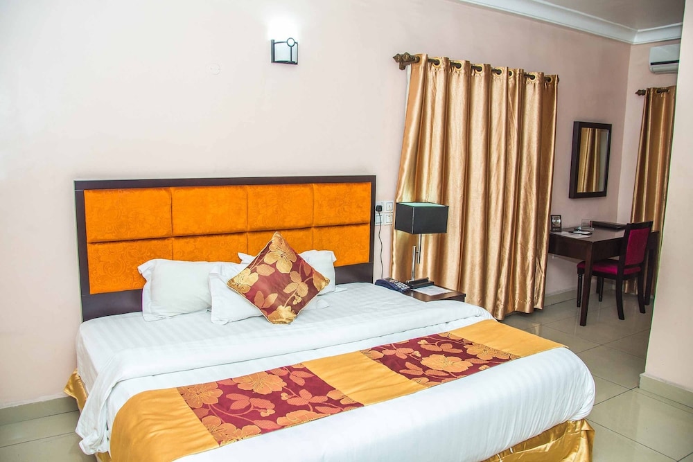 Royal Crest Hotel & Suites 15/50