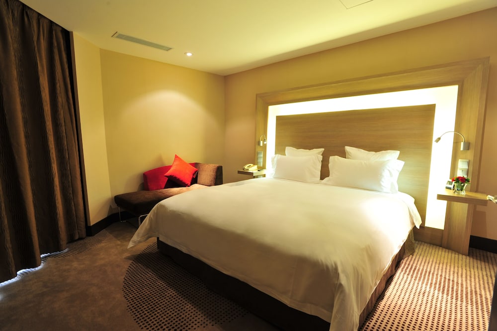 SUPERIOR, SUITE, KING BED