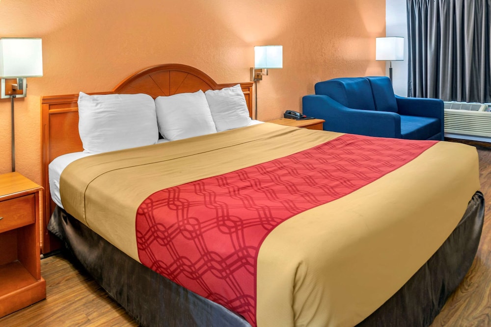 Econo Lodge Inn & Suites Albany North 13/41