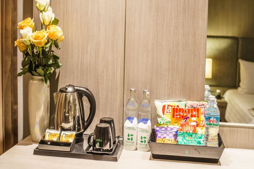 New Season Square Hotel 8/39