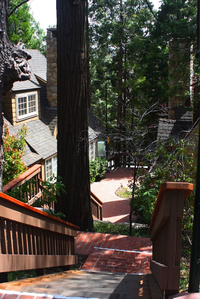 Saddleback Inn 40/44